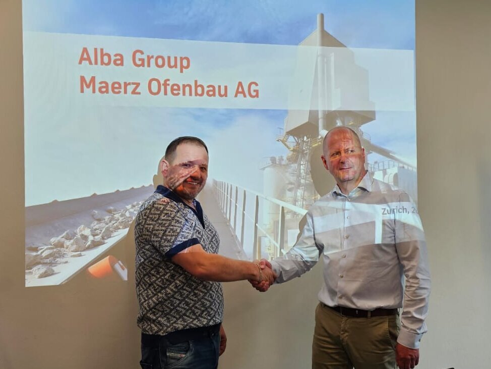 Sherif Ramuka, Gründer der Alba-Gruppe, und Heinz Studer, Verkaufsingenieur bei Maerz Ofenbau AG nach der Vertragsunterzeichnung