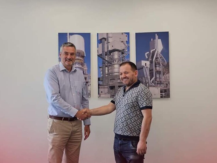 Sherif Ramuka, Gründer der Alba-Gruppe, und Stephan Lechner, CEO der Maerz Ofenbau AG nach der Vertragsunterzeichnung