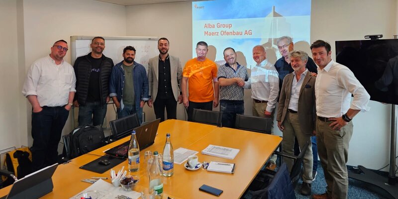 Das Team der Alba-Gruppe und von Maerz Ofenbau AG bei der Vertragsunterzeichnung